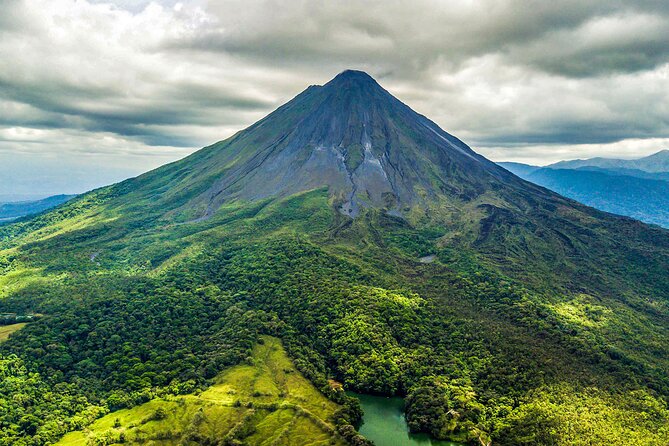 Arenal : volcans majestueux et sources chaudes en pleine nature